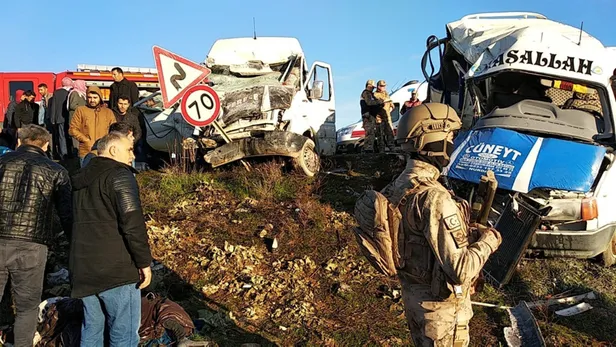 Son dakika: Şanlıurfa'da feci kaza! Öğrenci servisi ile işçi servisi çarpıştı-4