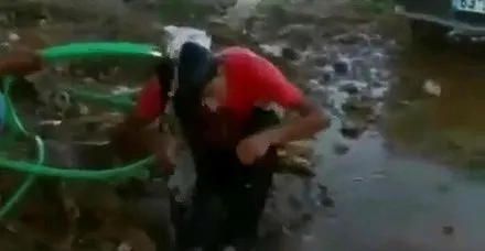 Fıstık çaldığını iddia ettiği çocuğu hortumla ıslatıp dövdü