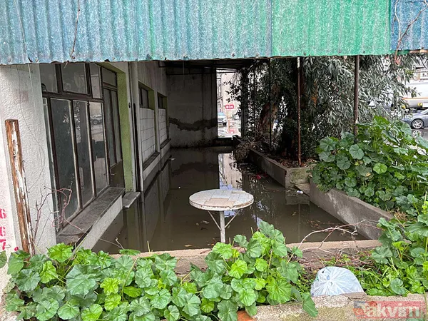 İzmir'de değişmeyen manzara: Yağış sonrası sokaklar göle döndü - 7