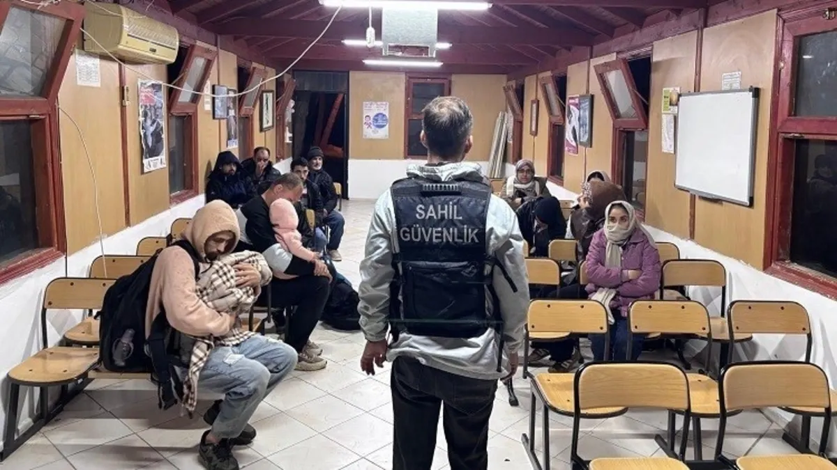 Kaçak geçişe sahil güvenlik engeli: İzmir açıklarında 76 düzensiz göçmen yakalandı