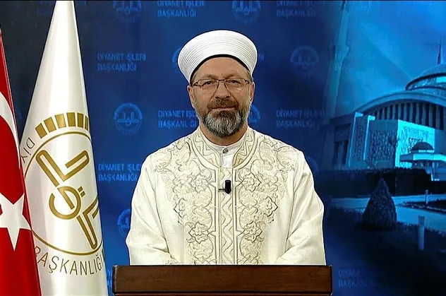 Cemaatle ibadete, Diyanet İşleri Başkanı Erbaş'ın Fatih Camisi'nde kıldıracağı cuma namazıyla başlanacak