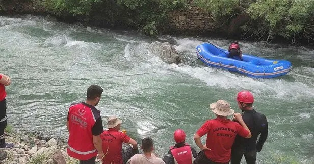 Siirt’in Pervari ilçesinde Müküs Çayı’na düşen arkadaşını kurtarmak isterken kaybolan Eyüp Güneş hala bulunamadı