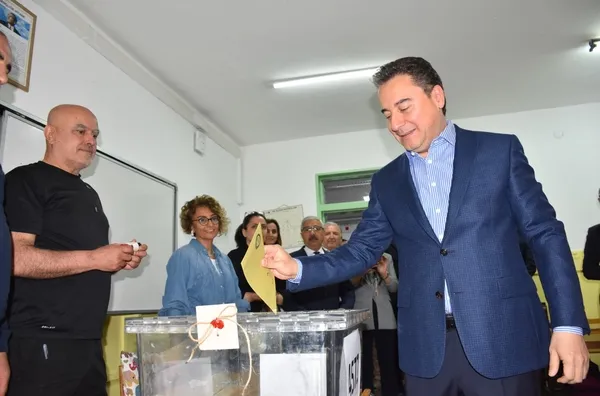 Türkiye sandık başında! Başkan Recep Tayyip Erdoğan oyunu kullandı-16