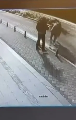 Pantolonunu indirip kadının üzerine işedi! Ayhan Sicimoğlu paylaştı: Moda'da mide bulandıran olay