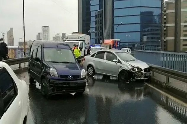 İstanbul'da boş yolda zincirleme kaza! 3 araç birbirine girdi