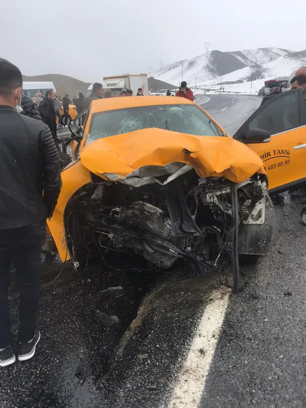 son-dakika-katliam-gibi-kaza-3-olu-7-yarali-1612530436434.jpg SON DAKİKA: Katliam gibi kaza! 3 ölü 7 yaralı-11