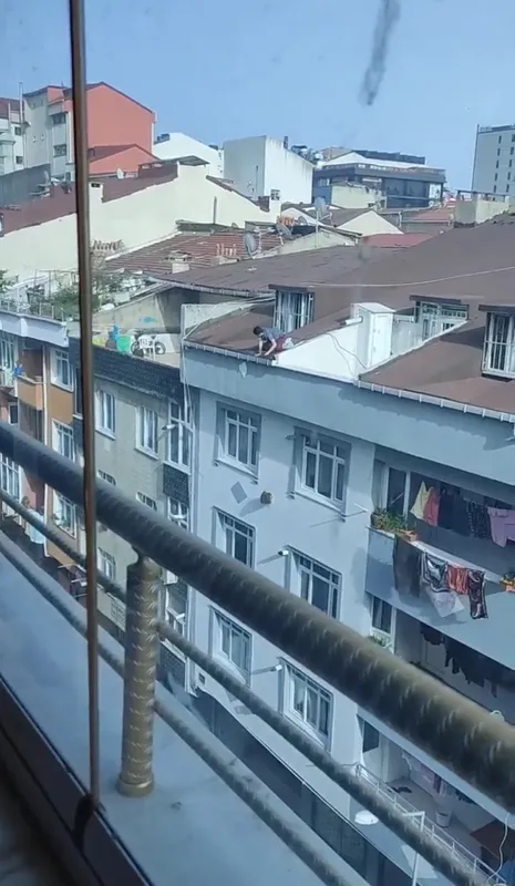 sultangazide-catida-tehlikeli-temizlik-yurekler-agza-geldi-1651130322090.jpg Sultangazi'de çatıda tehlikeli temizlik! Yürekler ağza geldi-2