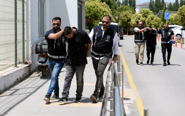 kavgayi-ayirmaya-calisan-arkadasi-sen-karisma-lan-dedigi-icin-oldurdu-1654502595686.jpg Kavgayı ayırmaya çalışan arkadaşı 'Sen karışma lan' dediği için öldürdü-7