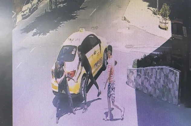 İstanbul'da annesine sarkıntılık yaptığı iddia edilen taksiciyi demir sopayla böyle dövdü