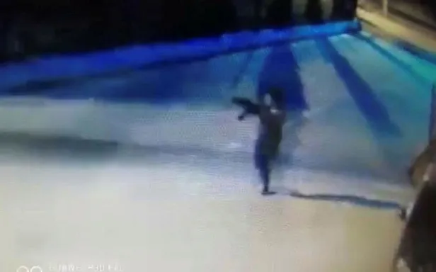 Son dakika: Mersin Mezitli'deki polisevine alçak saldırı! Kadın teröristlerin bomba düzeneğini bıraktıkları anlar ortaya çıktı-9