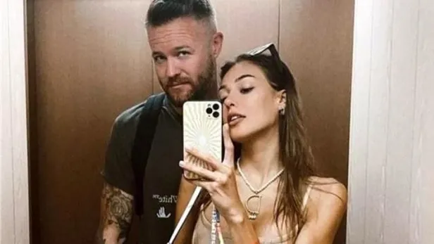 Dilan Çiçek Deniz ve sevgilisi Thor Saevarsson erkek tuvaletinde basıldı! Tuvalette cinsel ilişki mekandan kovdurdu Çukur...-2