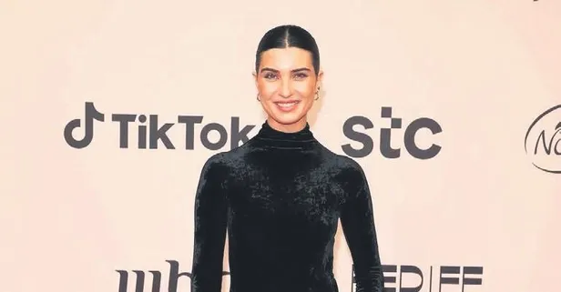 Büyük ilgi! Tuba Büyüküstün güzelliğiyle göz kamaştırdı