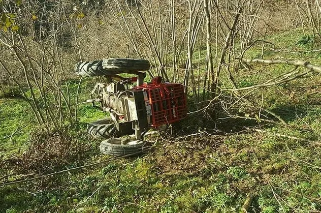 Düzce'de devrilen traktörün altında kalan şahıs hayatını kaybetti
