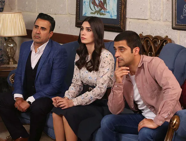 Burcu Kıratlı, Külliye'deki davete hazırlanıyor-4