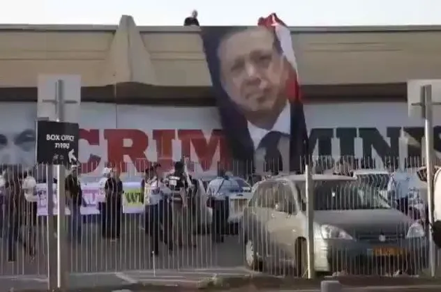 İsrail'de Eurovision Şarkı Yarışması'nın yapıldığı binaya Erdoğan posteri