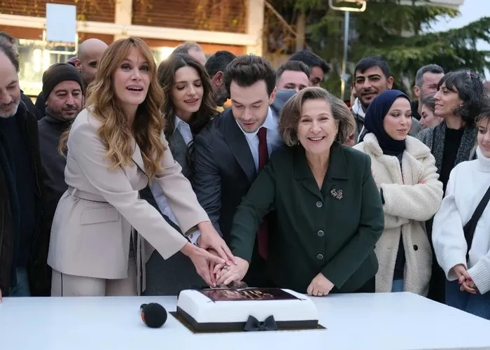 ask-entrika-ve-zorlu-sinavlar-altin-kafes-ilk-bolumu-ile-atv-ekranlarinda-1701623875315.jpeg Milyonlar ekrana kilitlendi | Altın Kafes ilk bölümü ile ATV ekranlarında tam puanı kaptı! Yeni dizinin oyuncuları kim, konusu nedir?-6