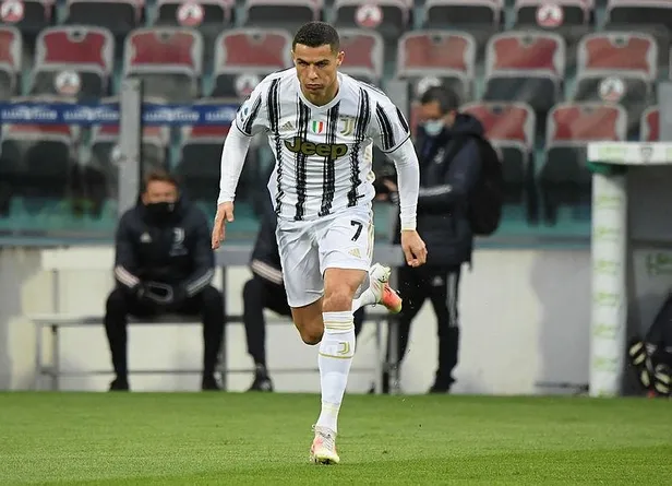 cristiano-ronaldo-italya-serie-ada-2019-2020-sezonunun-en-iyi-futbolcusu-secildi-1616193690581.jpeg Cristiano Ronaldo İtalya Serie A'da 2019-2020 sezonunun en iyi futbolcusu seçildi!-4