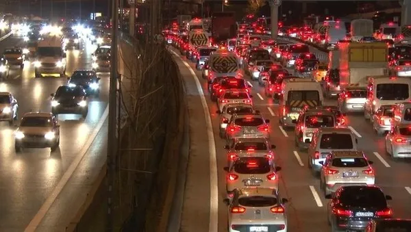 son-dakika-istanbulda-trafik-cilesi-suruyor-haftanin-ilk-gunu-trafik-yuzde-62ye-dayandi-1641794000094.jpeg Son dakika: İstanbul'da trafik çilesi sürüyor! Haftanın ilk günü trafik yüzde 62'ye dayandı-3