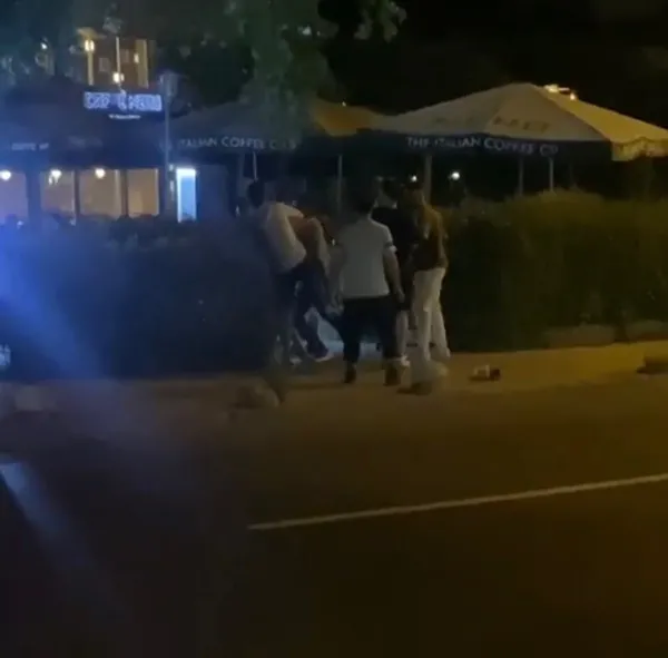 kadikoy-caddebostanda-kavga-tekme-ve-yumruklarla-birbirlerine-girdiler-1654434426196.jpg Kadıköy Caddebostan'da kavga! Tekme ve yumruklarla birbirlerine girdiler-3