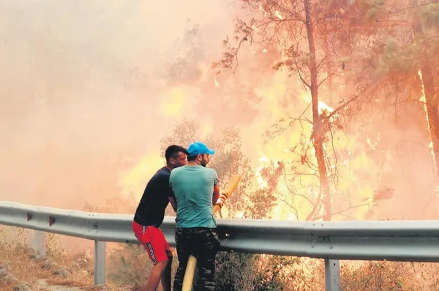 Datça, Çeşme ve Urla’da orman yangınları çıktı! İlçede bir çok ev taliye edildi