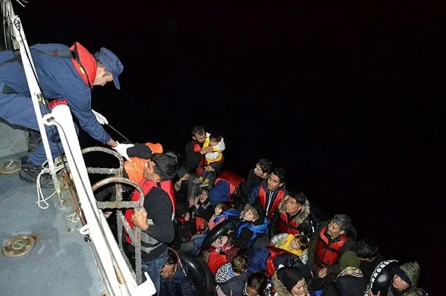 Son dakika: Çanakkale'nin Ayvacık ilçesinde lastik bot içinde 51 kaçak göçmen yakalandı
