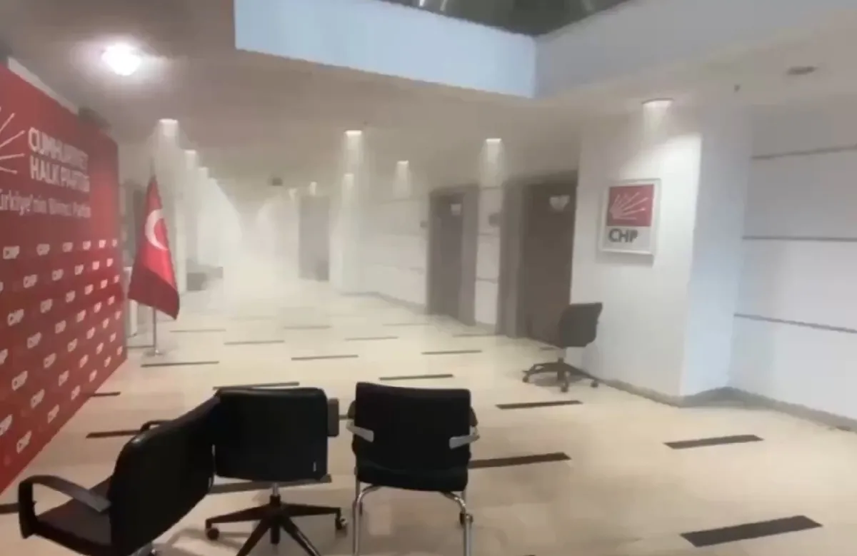 1779629463649.jpg Yaktılar yıktılar yırttılar... CHP binasının "hücre" katında neler oldu | Özel’in kendini kilitlediği 12. katta yaşananlar-2