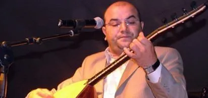 ''Kıvırcık Ali'' olarak tanınan sanatçı Ali Özütemiz, Çatalca'da geçirdiği trafik kazasında 42 yaşında hayatını kaybetti.
