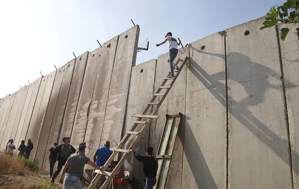 Filistinliler cuma namazı için İsrail'in engellerini böyle aşıyor-7