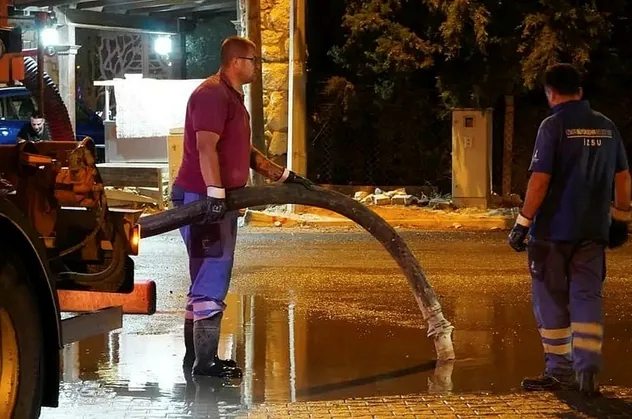CHP'li Çeşme'de kanalizasyon taştı!
