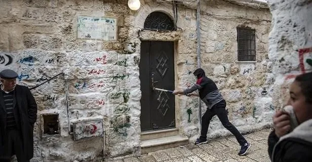 Yahudi işgalciler Filistinli ailenin evine el koydu