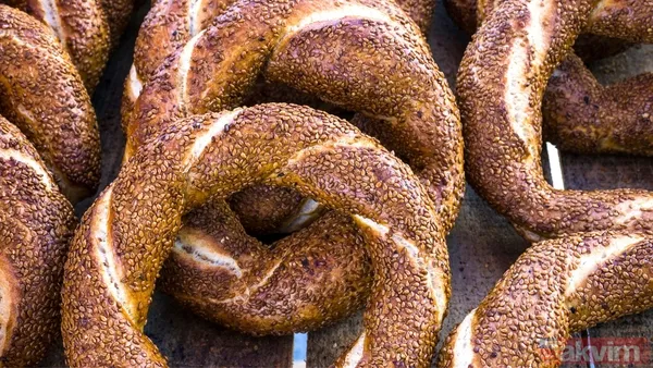 Ankara Simidinin Dışı Çıtır Çıtır, İçi İse Yumuşacık Olan Her Lokmada Lezzet Veren Bir Atıştırmalıktır. Geleneksel Olarak Susamla Kaplanarak Pişirilen Bu Simit,...