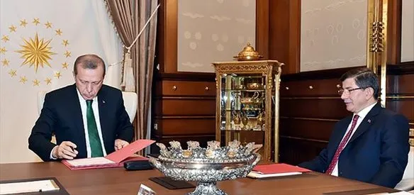 BAŞKAN ERDOĞAN HÜKÜMETİ KURMA GÖREVİNİ DAVUTOĞLU'NA VERDİ
