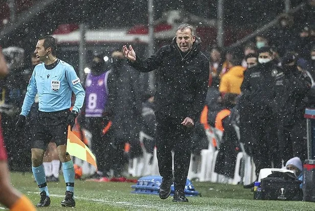 trabzonsporun-hocasi-abdullah-avcidan-galatasaray-galibiyeti-sonrasi-sampiyonluk-sozleri-buyuk-bir-adim-attik-1642964821763.jpeg Trabzonspor'un hocası Abdullah Avcı'dan Galatasaray galibiyeti sonrası 'şampiyonluk' sözleri! "Büyük bir adım attık..."-3