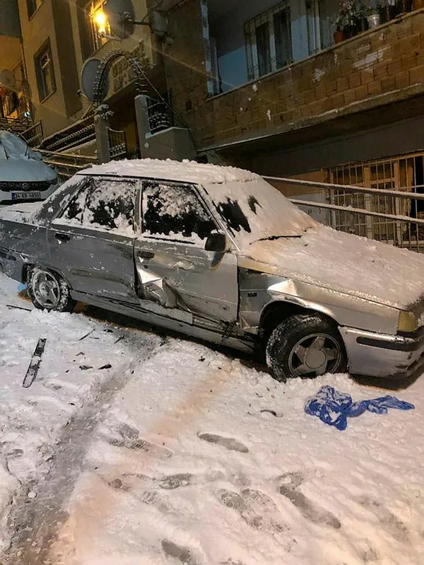 istanbul-kar-bitti-cilesi-bitmedi-sokak-aralarinda-vatandaslar-zor-anlar-yasiyor-1643267446352.jpg Son dakika: İstanbul'da kar bitti çilesi bitmedi! Sokak aralarında vatandaşlar zor anlar yaşıyor-4