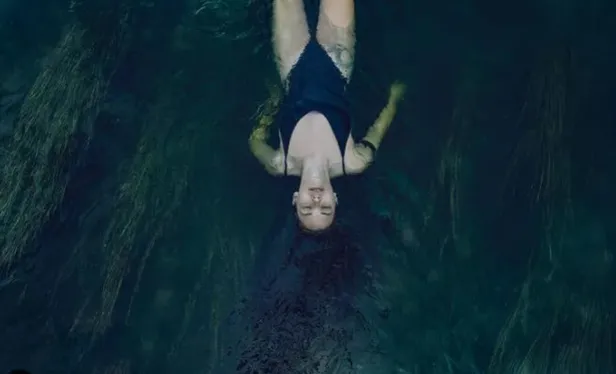 Melisa Şenolsun yine cüretkar sınır tanımıyor! Bu kez mayosula suda uyku pozunu paylaştı şimdi 'geceyle yüz yüze...'-9