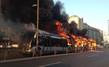 Metrobüs alev alev yandı!