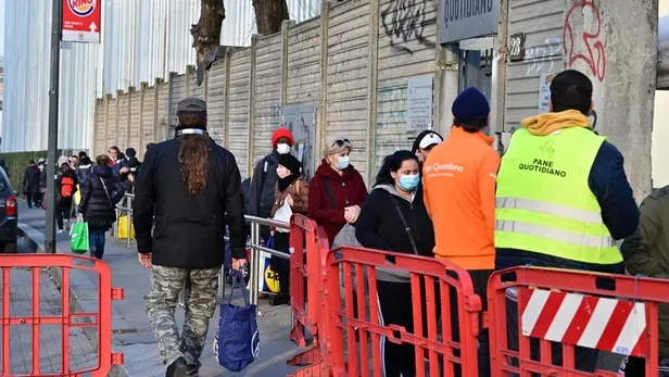 İtalya'da halk gıda yardımı alabilmek amacıyla uzun kuyruklarda bekliyor-2