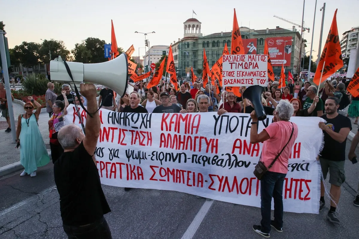 1788673985410.jpeg Selanik'te Miçotakis'in fuar konuşması öncesi protesto: 20 traktör kent merkezine girdi, sahil yolu kapandı-7