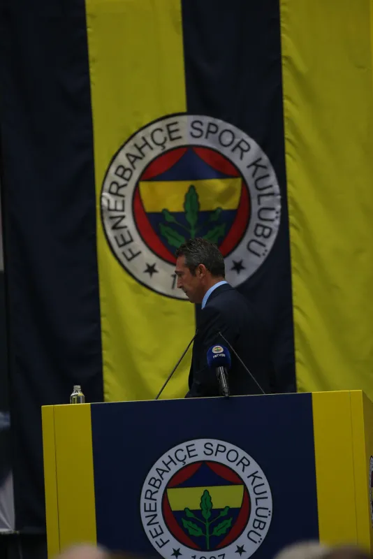 son-dakika-fenerbahce-yuksek-divan-kurulunda-gergin-anlar-ali-koc-konusmadi-kursuden-indi-1636205169675.jpg