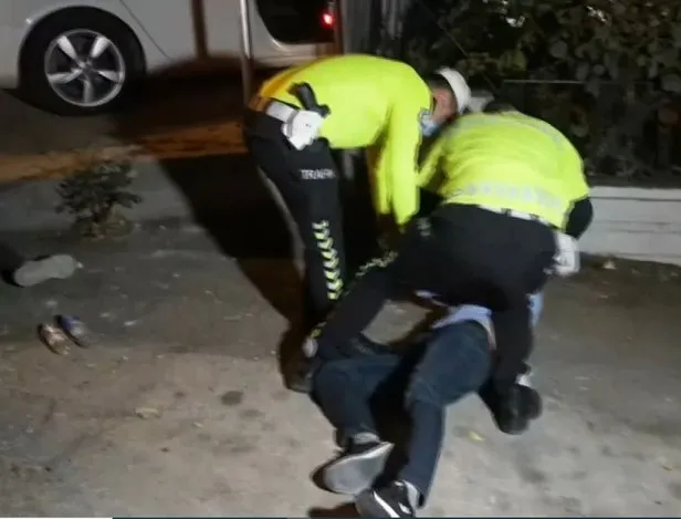 Polisle alkollü sürücü arasında yaşananlar kameraya yansıdı: “Direnme yat” dedi yatmadı, yatırıldı kalkmadı - Takvim