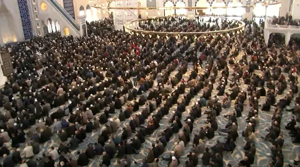 Karamollaoğlu'nun dolmaz dediği Çamlıca Camii'ne cuma namazı için akın edildi-5