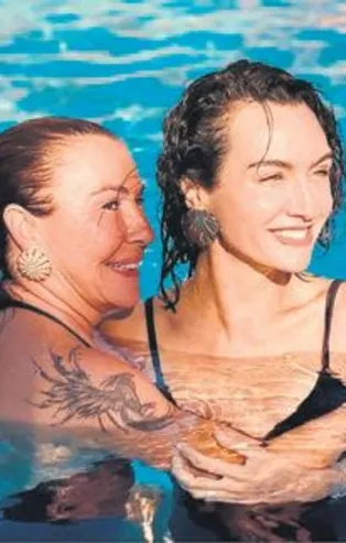 Birce Akalay'ın havuz sefası