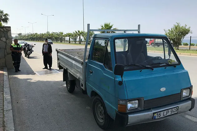 Yasağa uymadı! Kamyonetiyle trafiği karıştırdı