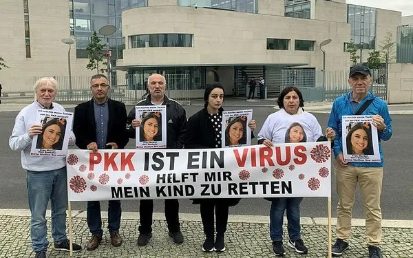 evlat-isyani-almanyada-kizi-pkk-tarafindan-kacirilan-anne-berlinde-haykirdi-kizim-nerede-1599646544680.jpg Kızı PKK tarafından kaçırılan anne Berlin'de haykırdı: Kızım nerede?-3