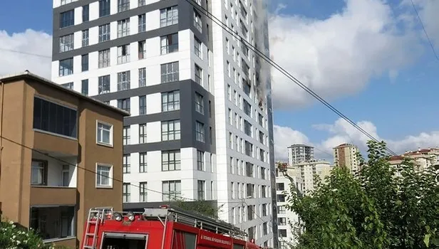 Son dakika: Ümraniye'de korkutan yangın (Video)