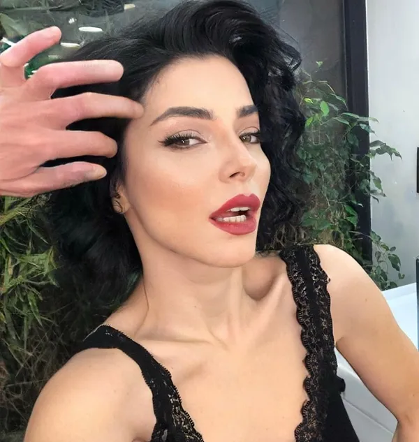 merve-bolugur-sosyal-medyanin-diline-dustu-super-mini-elbisesiyle-sov-yaparken-fotograftaki-o-detay-karizmayi-1642107901526.jpg Merve Boluğur sosyal medyanın diline düştü! Süper mini elbisesiyle şov yaparken fotoğraftaki o detay karizmayı fena çizdi-2