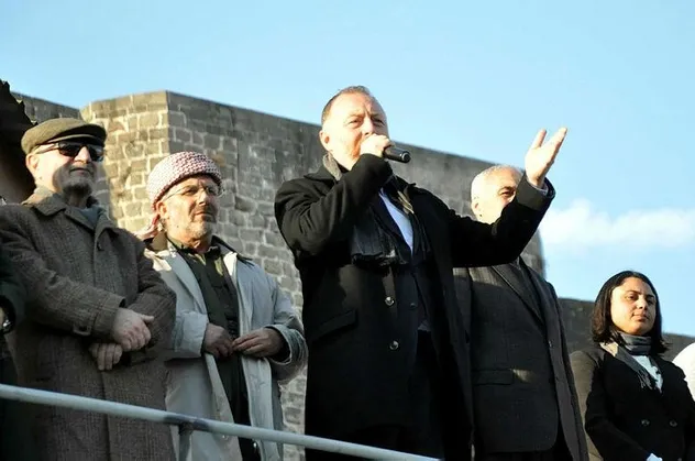 Kirli yüzleri deşifre oluyor! HDP seçim otobüsünden özerklik naraları attı