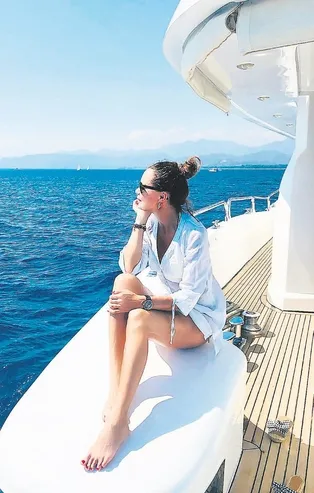 Ebru Şallı Ege'ye demir attı