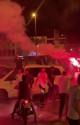 Son dakika: İstanbul'da pes dedirten görüntü: Silahlı, meşaleli, sosyal mesafesiz asker uğurlaması...