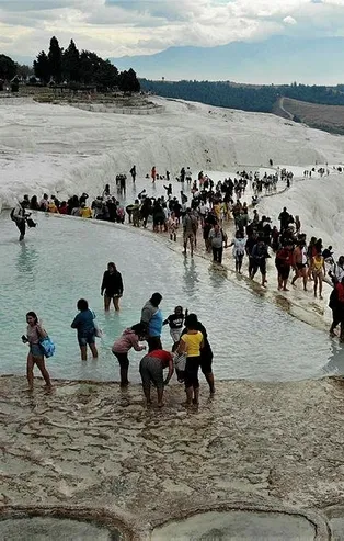 Pamukkale'de yılbaşı doluluk oranları yüzde 90'lara yaklaştı! Adım atacak yer yok